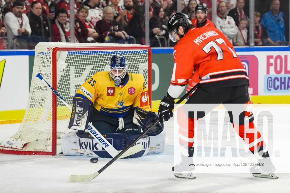Ice Hockey CHL, Matchday 5: Kölner Haie vs. Herning Blue Fox on October 7, 2026, at the Lanxess Arena in Cologne. Jänis Fecers (Herning), left; Ryan Macinnis (Cologne), right
