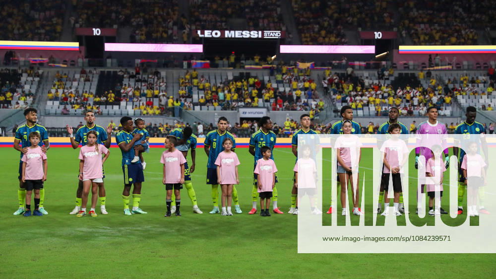 MIAMI, FL - OCTOBER 06: Colombia starting eleven lineup for the national anthem ahead of an International Friendly, Länderspiel, Nationalmannschaft soccer match between Colombia and Peru at NU Stadium on October 06, 2026 in Miami, Florida.(Photo by Chris Arjoon Icon Sportswire) SOCCER: OCT 06 Colombia vs Peru Icon2610060000109