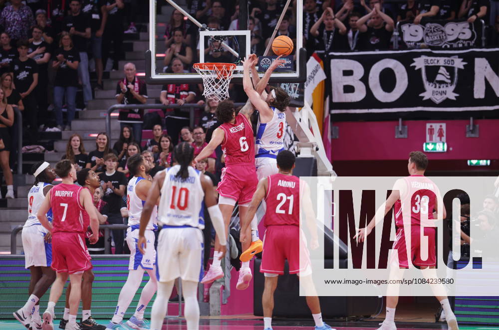 Block by Michael Kessens: Telekom Baskets Bonn vs. FC Porto, Basketball Champions League (BCL). Photo by Jörn Wolter