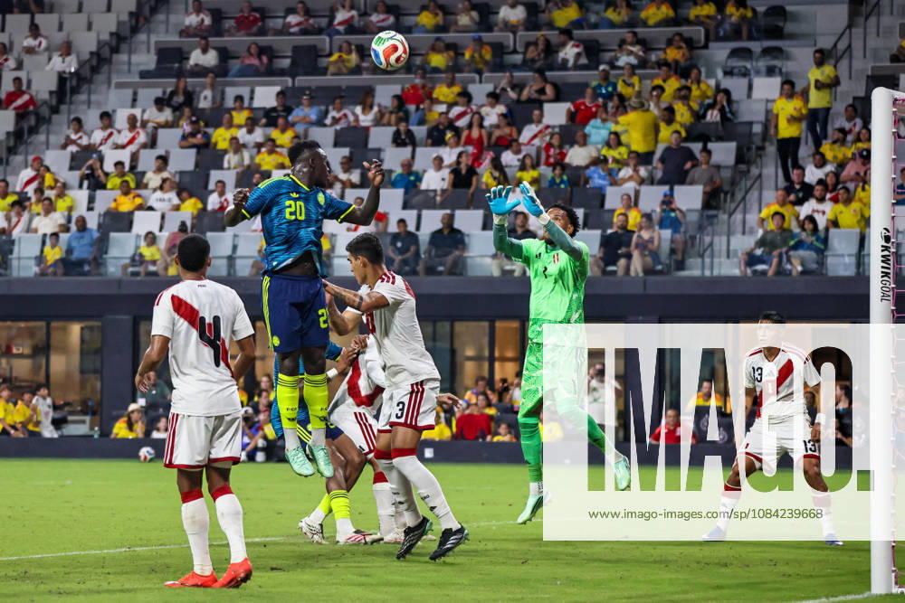 MIAMI, FL - OCTOBER 06: Kevin Viveros 20 of Colombia and Pedro Gallese 1 of Peru battle for a ball during an International Friendly, Länderspiel, Nationalmannschaft soccer match between Colombia and Peru at NU Stadium on October 06, 2026 in Miami, Florida.(Photo by Chris Arjoon Icon Sportswire) SOCCER: OCT 06 Colombia vs Peru Icon2610060000134
