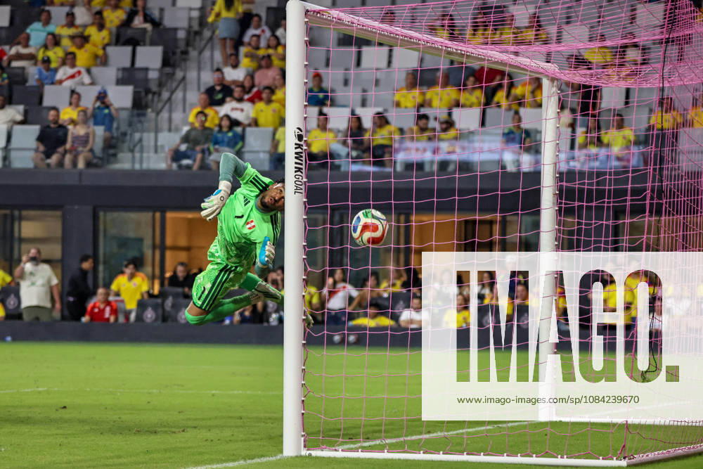 MIAMI, FL - OCTOBER 06: Pedro Gallese 1 of Peru attempts to save shot on goal during an International Friendly, Länderspiel, Nationalmannschaft soccer match between Colombia and Peru at NU Stadium on October 06, 2026 in Miami, Florida.(Photo by Chris Arjoon Icon Sportswire) SOCCER: OCT 06 Colombia vs Peru Icon2610060000137