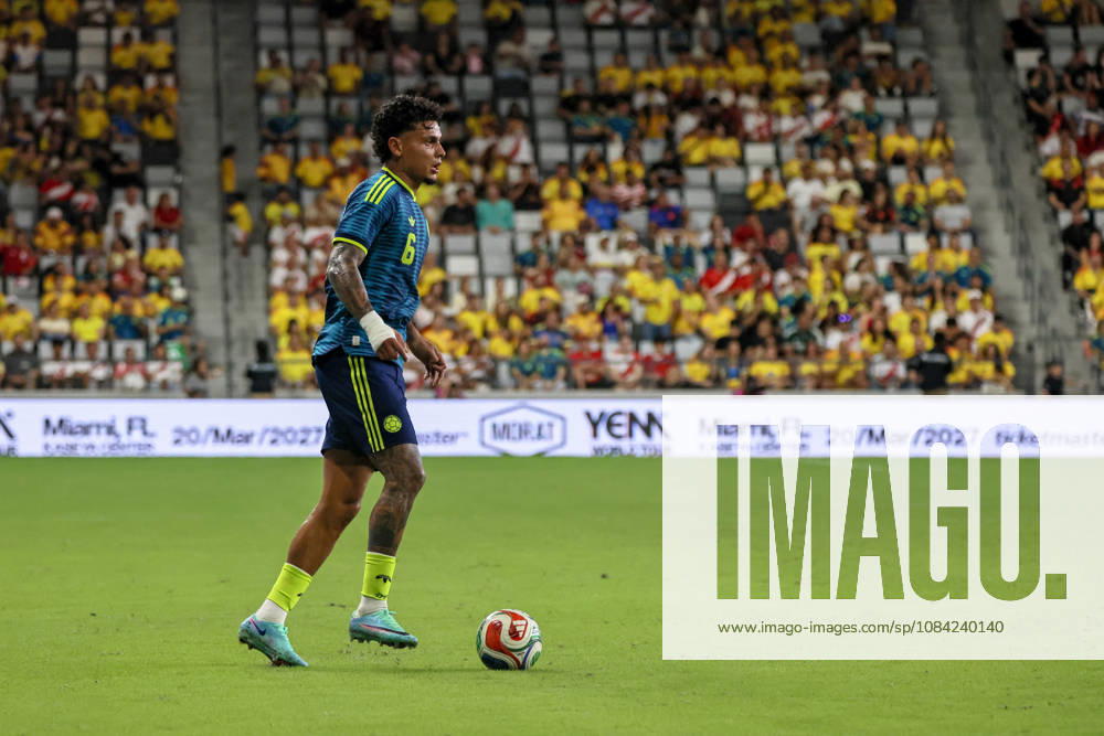MIAMI, FL - OCTOBER 06: Richard Rios 6 of Colombia controls a ball during an International Friendly, Länderspiel, Nationalmannschaft soccer match between Colombia and Peru at NU Stadium on October 06, 2026 in Miami, Florida.(Photo by Chris Arjoon Icon Sportswire) SOCCER: OCT 06 Colombia vs Peru Icon2610060000119