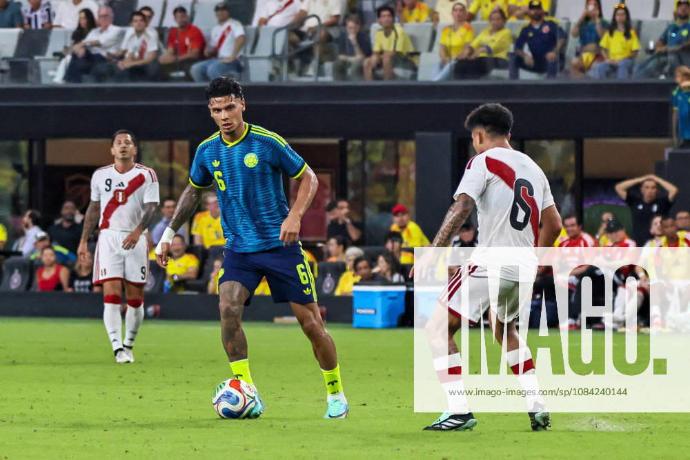 MIAMI, FL - OCTOBER 06: Richard Rios 6 of Colombia controls a ball during an International Friendly, Länderspiel, Nationalmannschaft soccer match between Colombia and Peru at NU Stadium on October 06, 2026 in Miami, Florida.(Photo by Chris Arjoon Icon Sportswire) SOCCER: OCT 06 Colombia vs Peru Icon2610060000135