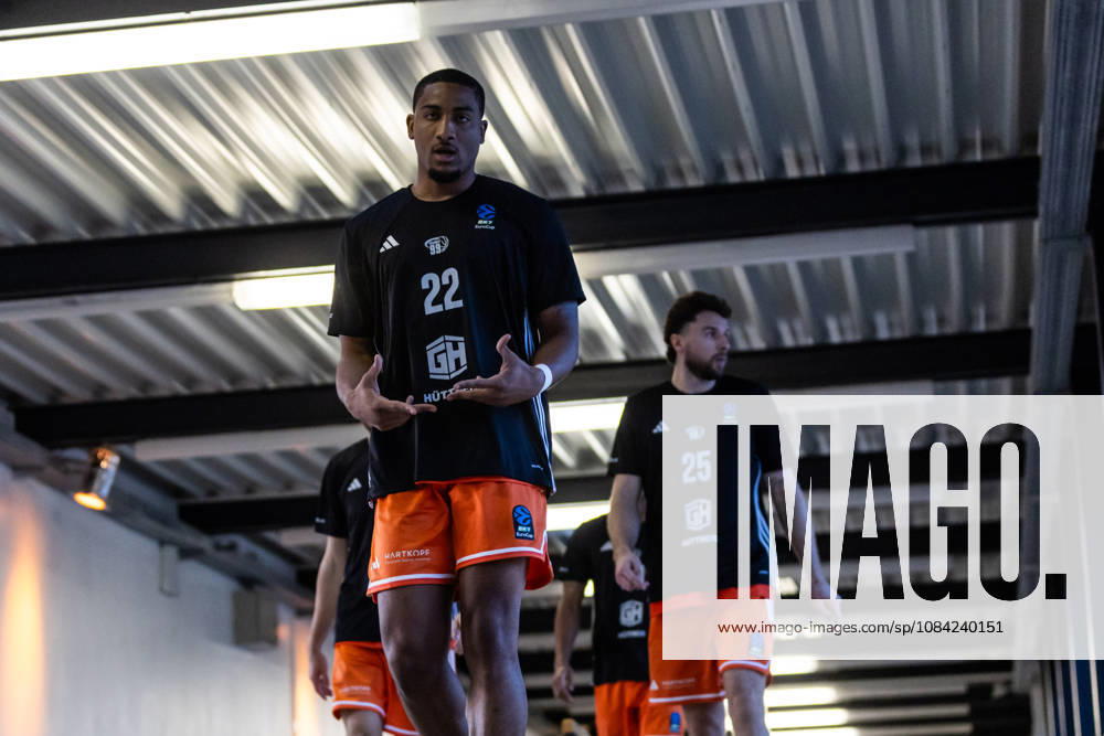 GER, BKT Eurocup, Basketball, Chemnitz, Niners Chemnitz vs. Neptunas Klaipeda, Nighael Ceaser (Niners Chemnitz), 22 on the way to the Arena Chemnitz, Chemnitz Trade Fair, Saxony, Germany