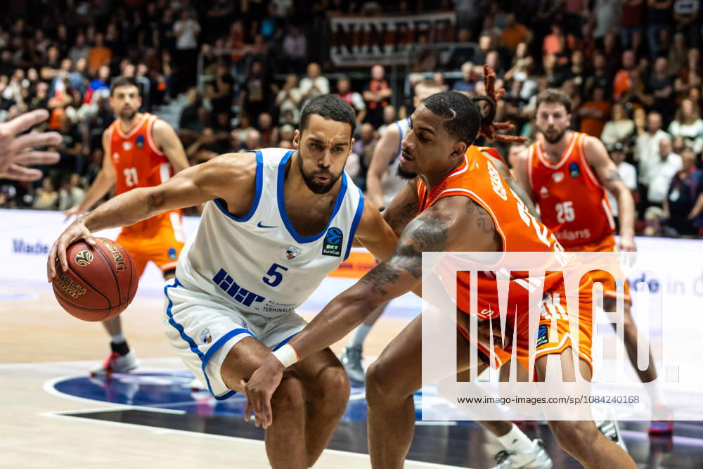 GER, BKT Eurocup, Basketball, Chemnitz, Niners Chemnitz vs. Neptunas Klaipeda, Yannick Franke (Neptunas Klaipeda), 5; Nighael Ceaser (Niners Chemnitz), 22; Chemnitz Messe, Chemnitz, Saxony, Germany
