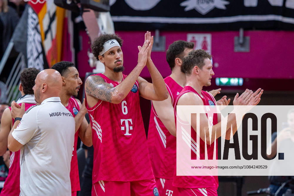 Michael Kessens (Telekom Baskets Bonn, 06), Patrick Heckmann (Telekom Baskets Bonn, 33), and Joel Aminu (Telekom Baskets Bonn, 21) celebrate their victory over Porto. Telekom Baskets Bonn vs. FC Porto, Basketball, Basketball Champions League, Matchday 1, 2026–2027, October 7, 2026 Telekom Baskets Bonn vs. FC Porto, Basketball, Basketball Champions League, Matchday 1, 2026–2027, October 7, 2026 Bonn