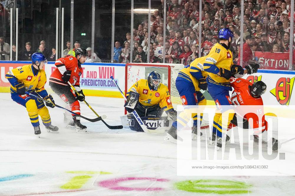 Ice Hockey CHL, Matchday 5: Kölner Haie vs. Herning Blue Fox on October 7, 2026, at the Lanxess Arena in Cologne. Heavy traffic in front of Jänis Fecer s Herning, center