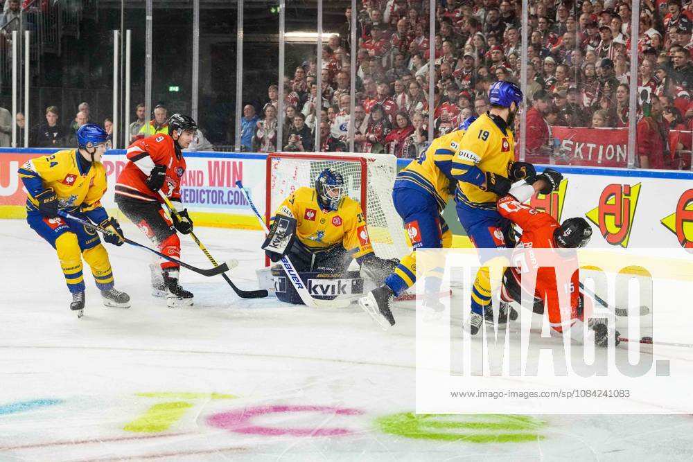 Ice Hockey CHL, Matchday 5: Kölner Haie vs. Herning Blue Fox on October 7, 2026, at the Lanxess Arena in Cologne. Heavy traffic in front of Jänis Fecer s Herning, center