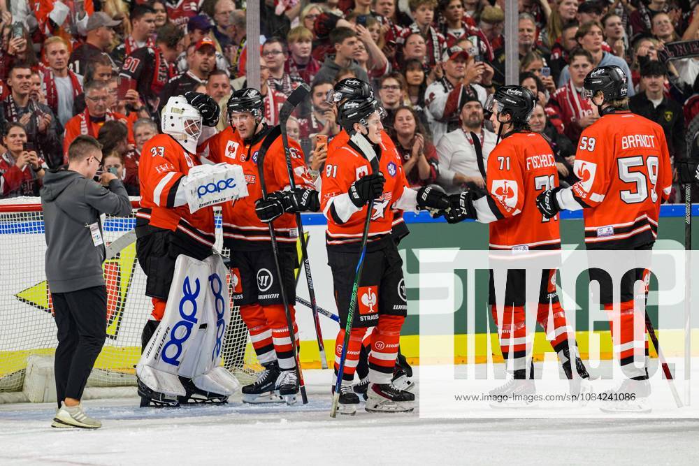 Ice Hockey CHL, Matchday 5: Kölner Haie vs. Herning Blue Fox on October 7, 2026, at the Lanxess Arena in Cologne. Youngster Nico Wiens of Cologne (left) receives congratulations from his teammates after his shutout.