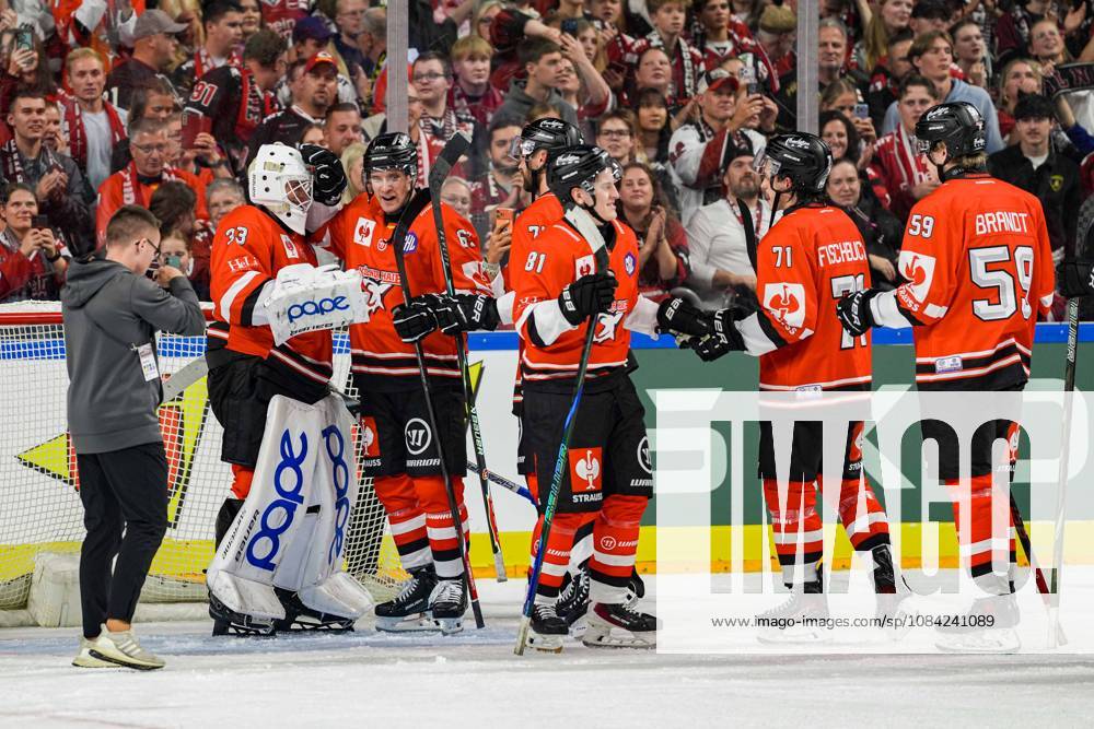 Ice Hockey CHL, Matchday 5: Kölner Haie vs. Herning Blue Fox on October 7, 2026, at the Lanxess Arena in Cologne. Youngster Nico Wiens of Cologne (left) receives congratulations from his teammates after his shutout.