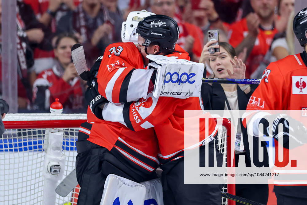 Ice Hockey, CHL, Kölner Haie vs. Blue Fox Herning, Champions Hockey League 2026–27, Matchday 5, 2026–27 Season, Lanxess Arena, Cologne: Celebrations after the 3–0 victory. Goalie Nico Wiens (Cologne Sharks 33) next to Mateu Späth (Cologne Sharks 81), North Rhine-Westphalia, Germany