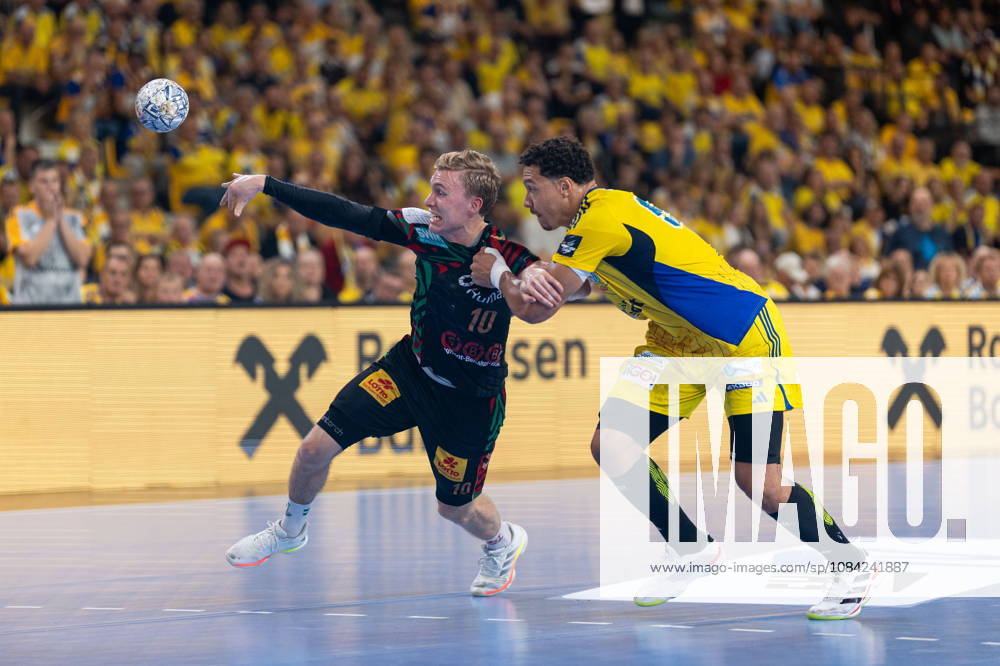 Gisli Thorgeir Kristjansson Theo Monar during the EHF Champions League Group F match between Industria Kielce nad SC Magdeburg at Hala Legionow on October 2, 2026 in Kielce, Poland --- Pilka reczna. EHF Liga Mistrzow. Industria Kielce - SC Magdeburg. (Photo by Igor Jakubowski Arena Akcji) NEWSPIX.PL --- newspix.pl