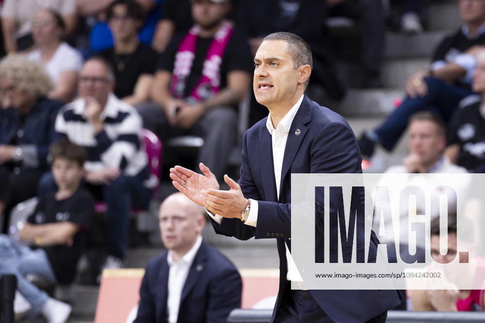 Head Coach Marko STANKOVIC of BONN cheers on his team, clapping energetically; final score 78–74, Basketball Champions League: Telekom Baskets Bonn (GER) vs. FC Porto (POR), BONN vs. FCP, Regular Season, Group H, at the T E L E K O M D O M E, on October 7, 2026,