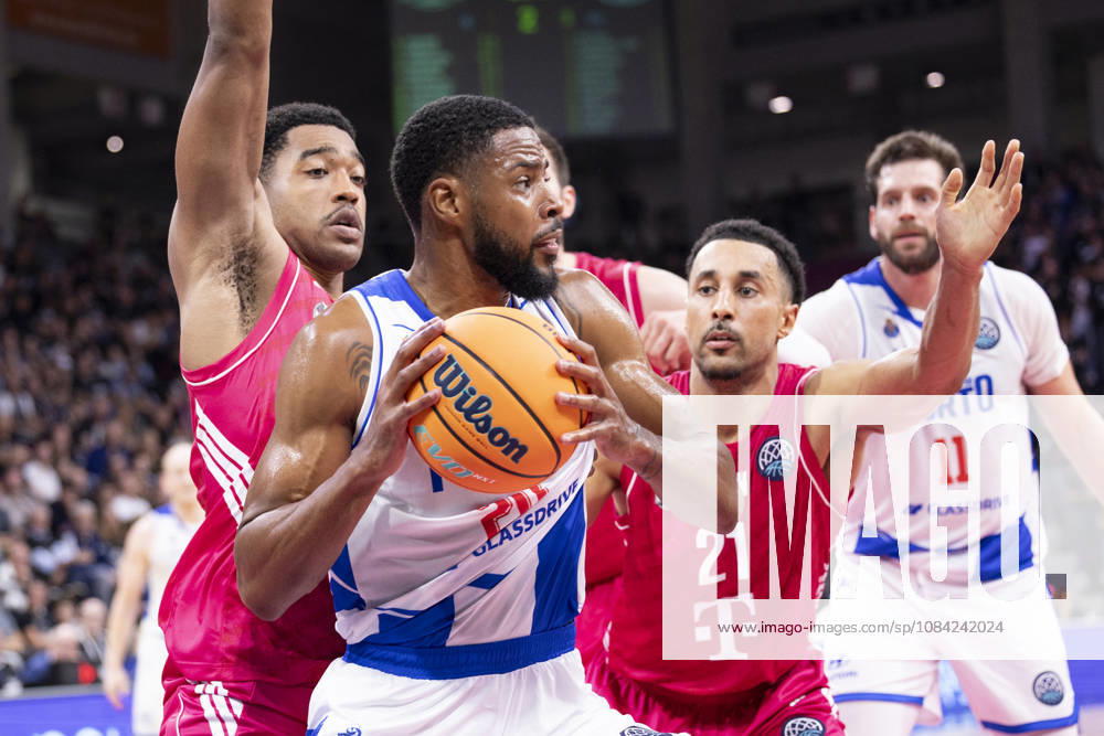 Xeyrius WILLIAMS FCP 20, center, with the ball, in a one-on-one against Marcus FOSTER BONN 0, left, and Joel AMINU BONN 21, right; final score 78–74, Basketball Champions League: Telekom Baskets Bonn (GER) vs. FC Porto (POR), BONN vs. FCP, Regular Season, Group H, at the T E L E K O M D O M E, on October 7, 2026,