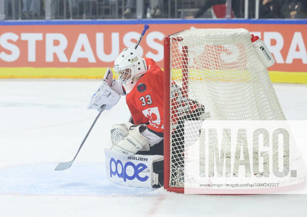 Saved every shot—here with his shoulder—Nico Wien of the Kölner Haie 33 GER, Kölner Haie vs. Herning Blue Fox, ice hockey, DEL, 2026–2027 season, October 7, 2026 GER, Cologne Haie vs. Herning Blue Fox, Ice Hockey, DEL, 2026–2027 Season, October 7, 2026 Germany