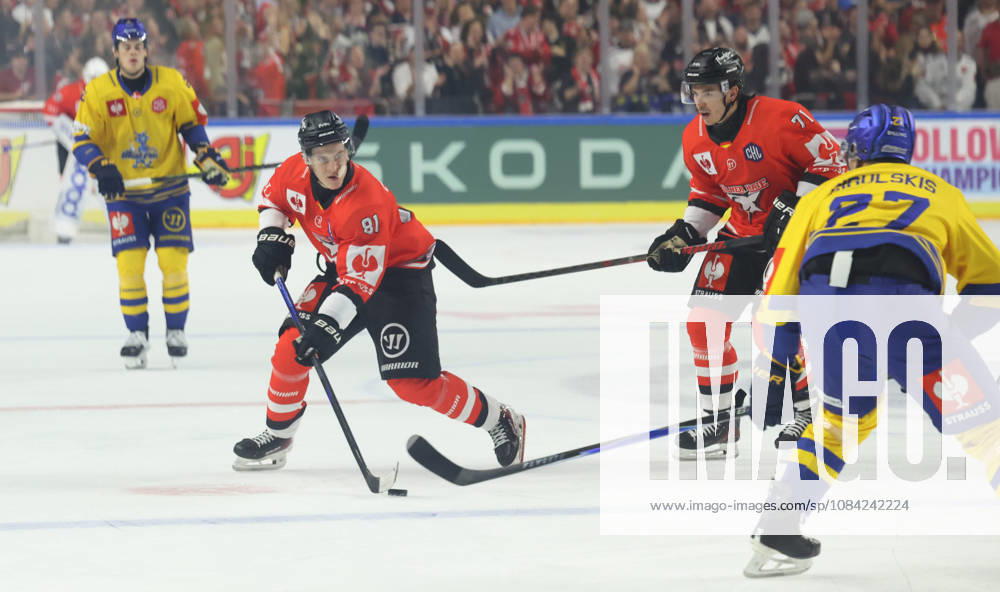V l Mateu Spaeth, Cologne Sharks 81, Daniel Fischbuch, Cologne Sharks 71, Oskars Cibulskis, Herning Blue Fox 27, with other Herning Blue Fox players in the background, GER, Cologne Sharks vs. Herning Blue Fox, ice hockey, DEL, 2026–2027 season, October 7, 2026 GER, Cologne Sharks vs. Herning Blue Fox, Ice Hockey, DEL, 2026–2027 season, October 7, 2026 Germany