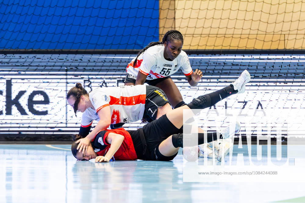 GER, Handball, Women, 2026–2027 Season, Alsco 1 Bl, Matchday 5, Thüringer HC vs. HSG Blomberg Lippe, Luca Csikos, Thüringer HC, 5, Diana Doegg Magnusdottir, HSG Blomberg Lippe; Farrelle Alicia Njinkeu, HSG Blomberg Lippe; 99947 Bad Langensalza, Salza, Halle, Mehrz Sports Hall, Thuringia, Germany