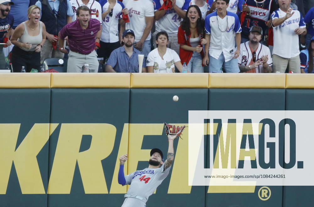 Los Angeles Dodgers center fielder Andy Pages (44) catches a long fly from Atlanta Braves Matt Olson (28) in the third inning in an MLB, Baseball Herren, USA National League Division Series playoff game at Truist Park in Atlanta, Georgia, on Wednesday, October 7, 2026. ATL20261007707 MIKExZARRILLI