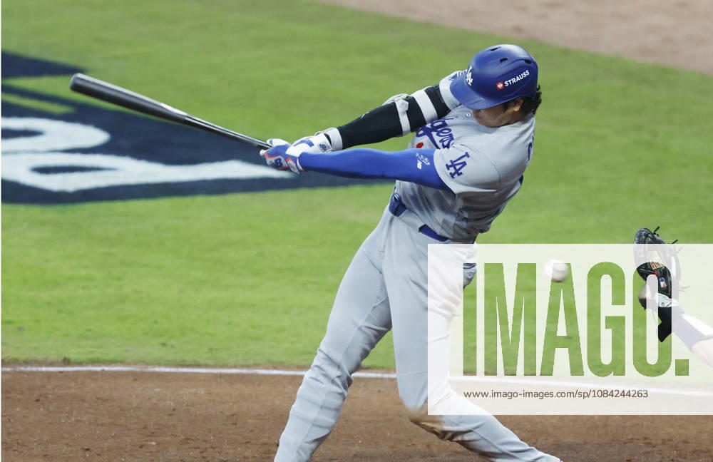 Los Angeles Dodgers two-way player Shohei Ohtani (17) strikes out on a foul tip against the Atlanta Braves in the fourth inning in an MLB, Baseball Herren, USA National League Division Series playoff game at Truist Park in Atlanta, Georgia, on Wednesday, October 7, 2026. ATL20261007708 MIKExZARRILLI