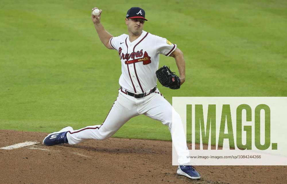Atlanta Braves starting pitcher Tyler Mahle (54) throws against the Los Angeles Dodgers in the fourth inning in an MLB, Baseball Herren, USA National League Division Series playoff game at Truist Park in Atlanta, Georgia, on Wednesday, October 7, 2026. ATL20261007709 MIKExZARRILLI