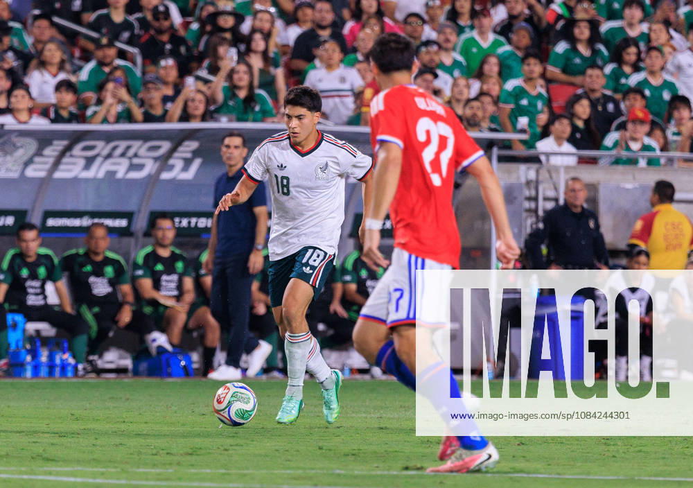 Obed Vargas 18 of Mexico during an International Friendly, Länderspiel, Nationalmannschaft match against Chile at Los Angeles Memorial Coliseum on Tuesday, October 6, 2026, in Los Angeles, California. Mexico loses to Chile, 0-2. JAVIER ROJAS PI Los Angeles USA - ZUMAp124 20261006_zaa_p124_153