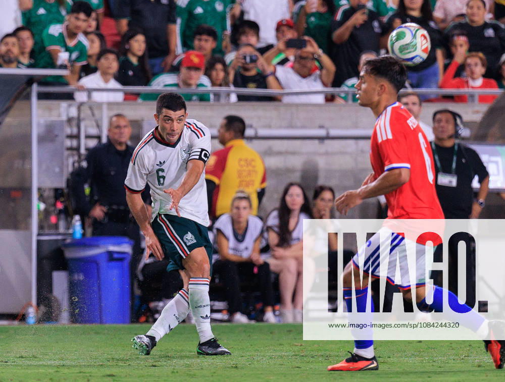 Erik Lira 6 of Mexico passes the ball past Vicente Pizarro 6 of Chile during an International Friendly, Länderspiel, Nationalmannschaft match at Los Angeles Memorial Coliseum on Tuesday, October 6, 2026, in Los Angeles, California. Mexico loses to Chile, 0-2. JAVIER ROJAS PI Mexico Vs. Peru - ZUMAp124 20261006_zaa_p124_154