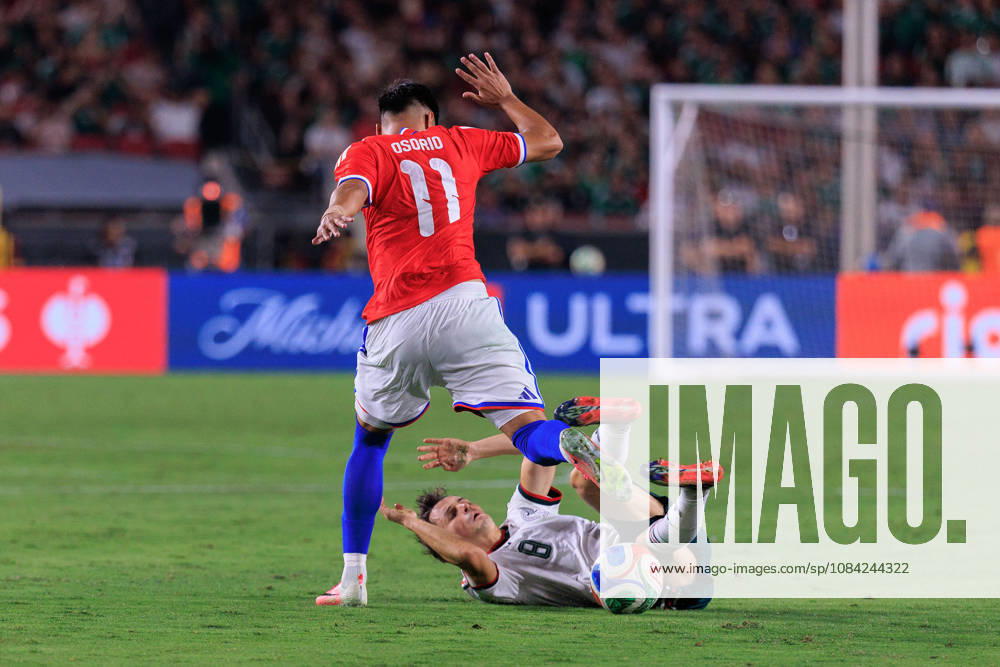 Alvaro Fidalgo 8 of Mexico is fouled by Dario Osorio 11 of Chile during an International Friendly, Länderspiel, Nationalmannschaft match at Los Angeles Memorial Coliseum on Tuesday, October 6, 2026, in Los Angeles, California. Mexico loses to Chile, 0-2. JAVIER ROJAS PI Mexico Vs. Peru - ZUMAp124 20261006_zaa_p124_155