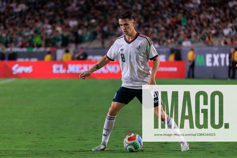 Alvaro Fidalgo 8 of Mexico with the ball during an International Friendly, Länderspiel, Nationalmannschaft match against Chile at Los Angeles Memorial Coliseum on Tuesday, October 6, 2026, in Los Angeles, California. Mexico loses to Chile, 0-2. JAVIER ROJAS PI Los Angeles USA - ZUMAp124 20261006_zaa_p124_166