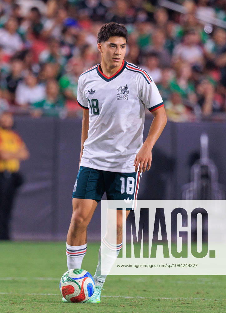 Obed Vargas 18 of Mexico during an International Friendly, Länderspiel, Nationalmannschaft match against Chile at Los Angeles Memorial Coliseum on Tuesday, October 6, 2026, in Los Angeles, California. Mexico loses to Chile, 0-2. JAVIER ROJAS PI Mexico Vs. Peru - ZUMAp124 20261006_zaa_p124_158