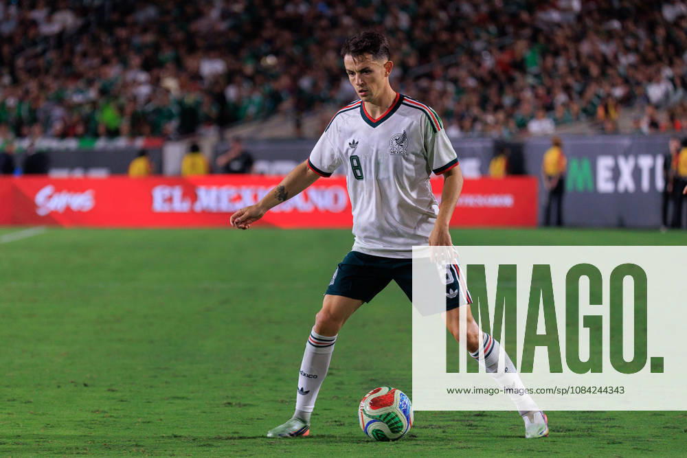 Alvaro Fidalgo 8 of Mexico with the ball during an International Friendly, Länderspiel, Nationalmannschaft match against Chile at Los Angeles Memorial Coliseum on Tuesday, October 6, 2026, in Los Angeles, California. Mexico loses to Chile, 0-2. JAVIER ROJAS PI Mexico Vs. Peru - ZUMAp124 20261006_zaa_p124_166