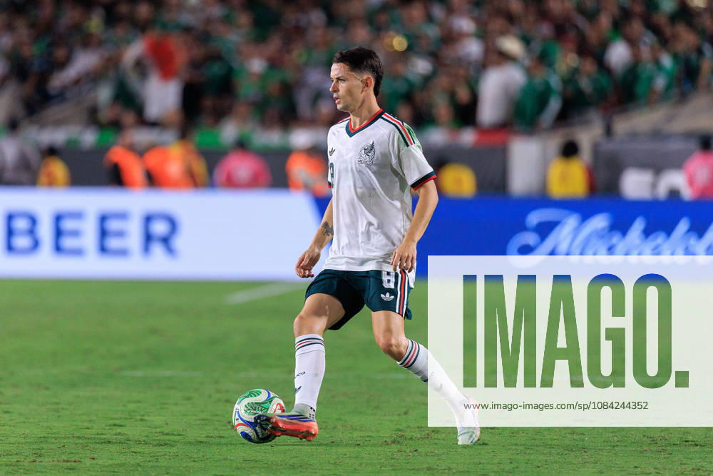 Alvaro Fidalgo 8 of Mexico dribbles during an International Friendly, Länderspiel, Nationalmannschaft match against Chile at Los Angeles Memorial Coliseum on Tuesday, October 6, 2026, in Los Angeles, California. Mexico loses to Chile, 0-2. JAVIER ROJAS PI Mexico Vs. Peru - ZUMAp124 20261006_zaa_p124_171