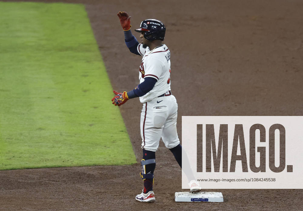 Atlanta Braves Ozzie Albies (1) stands on second base after hitting a double against the Los Angeles Dodgers in the sixth inning in an MLB, Baseball Herren, USA National League Division Series playoff game at Truist Park in Atlanta, Georgia, on Wednesday, October 7, 2026. ATL20261007719 MIKExZARRILLI