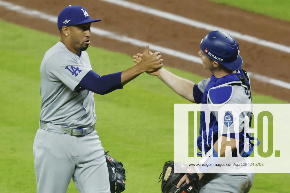 Los Angeles Dodgers closing pitcher Edwin Diaz (3) celebrates with catcher Will Smith (16) after defeating the Atlanta Braves 4-1 in an MLB, Baseball Herren, USA National League Division Series playoff game at Truist Park in Atlanta, Georgia, on Wednesday, October 7, 2026. The Dodgers win the series 3 games to 1 and advance to the Championship round. ATL20261007721 MIKExZARRILLI