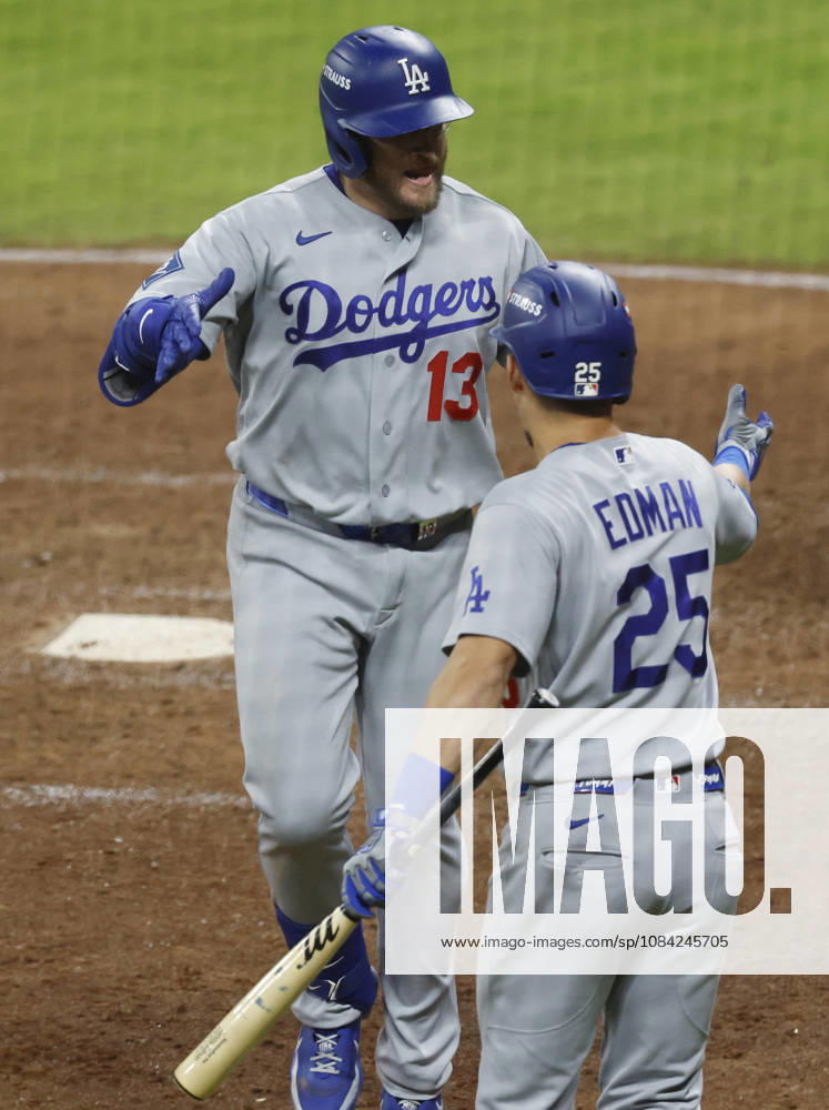 Los Angeles Dodgers Max Muncy (13) celebrates with Tommy Edman (25) after hitting a solo home run in the ninth inning against the Atlanta Braves in an MLB, Baseball Herren, USA National League Division Series playoff game at Truist Park in Atlanta, Georgia, on Wednesday, October 7, 2026. The Dodgers defeated the Braves 4-1 to win the series 3 games to 1 and advance to the Championship round. ATL20261007723 MIKExZARRILLI