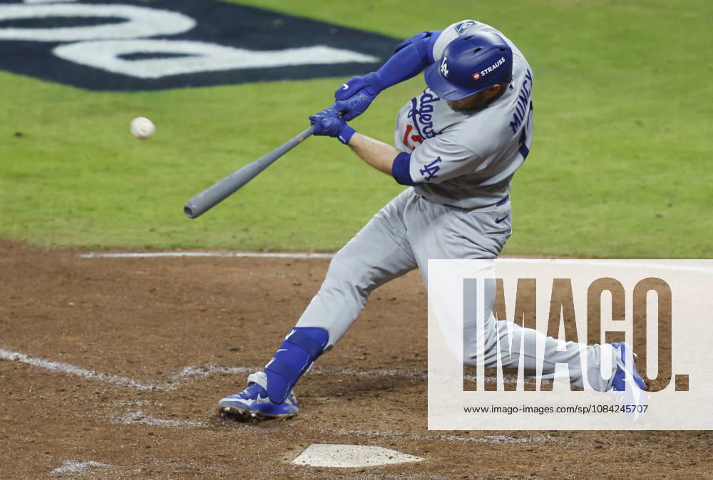 Los Angeles Dodgers Max Muncy (13) hits a solo home run in the ninth inning against the Atlanta Braves in an MLB, Baseball Herren, USA National League Division Series playoff game at Truist Park in Atlanta, Georgia, on Wednesday, October 7, 2026. The Dodgers defeated the Braves 4-1 to win the series 3 games to 1 and advance to the Championship round. ATL20261007725 MIKExZARRILLI