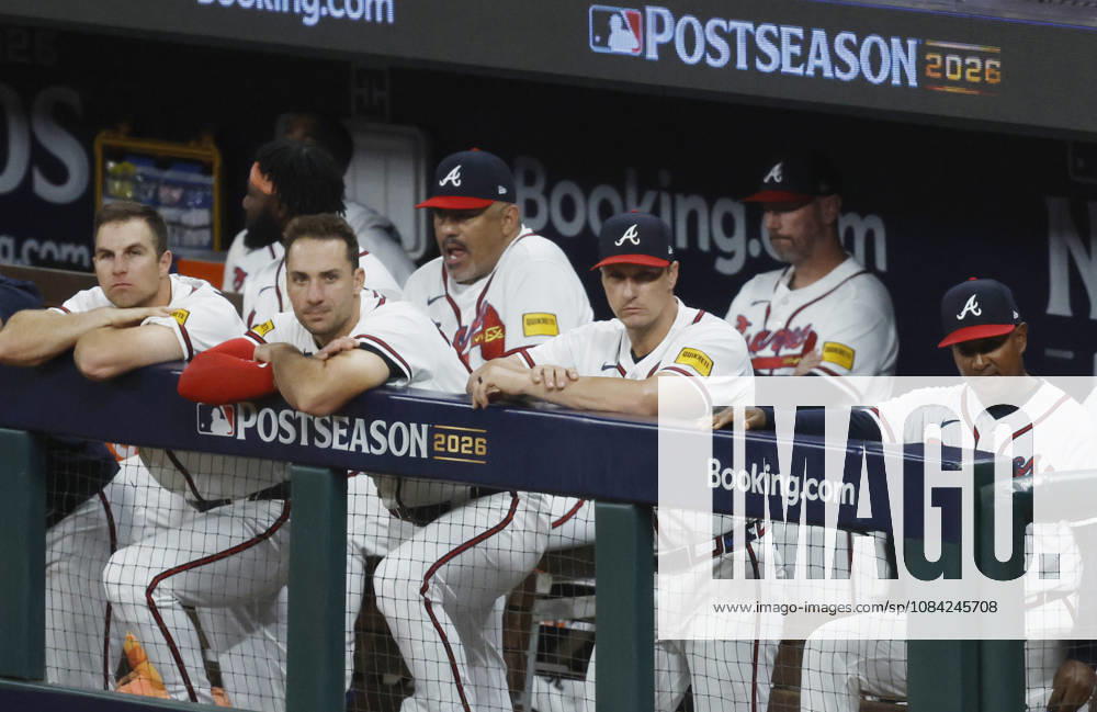Atlanta Braves players watch from the dugout as they trail the Los Angeles Dodgers 4-1 in the ninth inning in an MLB, Baseball Herren, USA National League Division Series playoff game at Truist Park in Atlanta, Georgia, on Wednesday, October 7, 2026. The Dodgers win the series 3 games to 1 and advance to the Championship round. ATL20261007728 MIKExZARRILLI