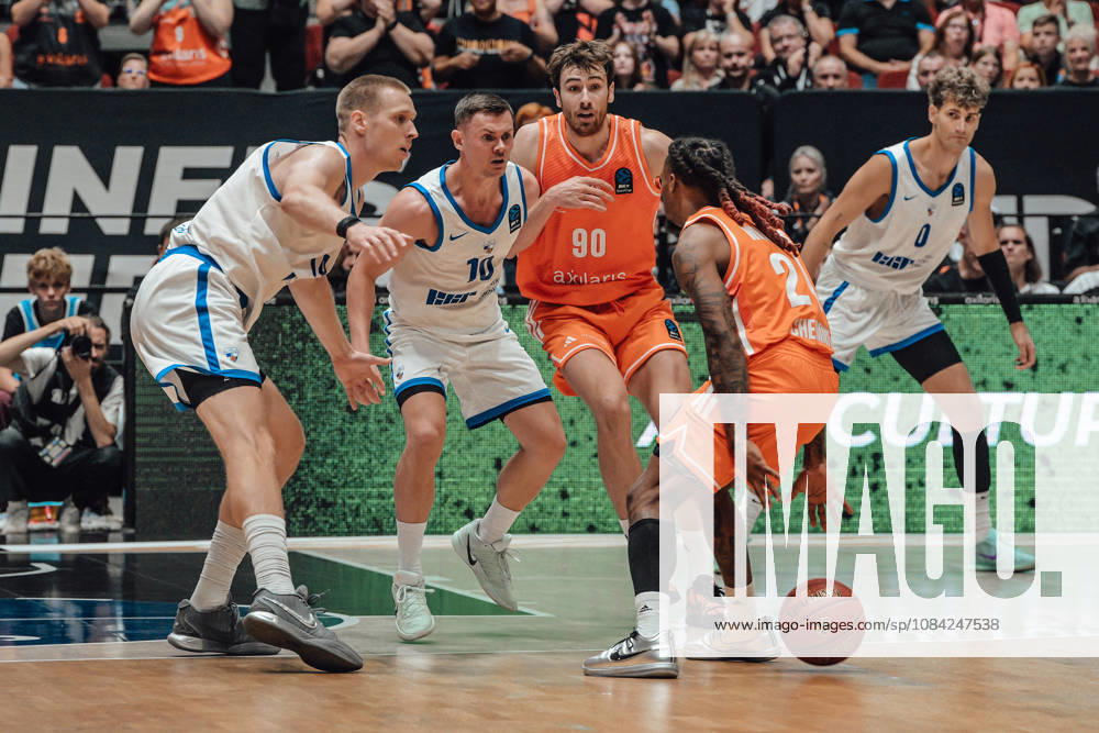 Game Day 2 of the Basketball Eurocup: Niners Chemnitz vs. Klaipedos Neptunas, October 7, 2026, starting at 7:00 p.m., Chemnitz, Chemnitz Arena. Pictured: 10 Elvar Fridkriksson, 90 Jannis von Seckendorf, 24 Cobe Williams. Matchday 2 of the Basketball Eurocup: Niners Chemnitz vs. Klaipedos Neptunas. Chemnitz, Saxony, Germany