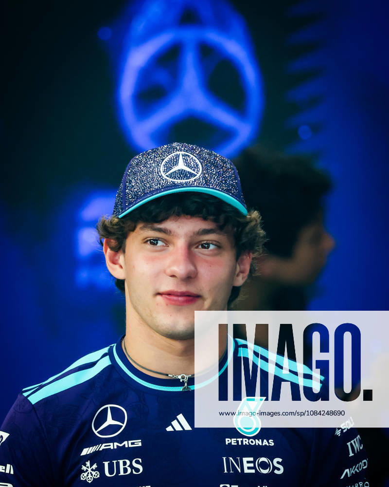 F1 - SINGAPORE GRAND PRIX 2026 KIMI ANTONELLI Andrea (ita), Mercedes AMG F1 Team W17, portrait during the 2026 Formula 1 Singapore Grand Prix, 17th round of the 2026 Formula One World Championship, WM, Weltmeisterschaft from October 9 to 11, 2026 on the Marina Bay Street Circuit, in Singapore, Singapore - SingaporeSingapore