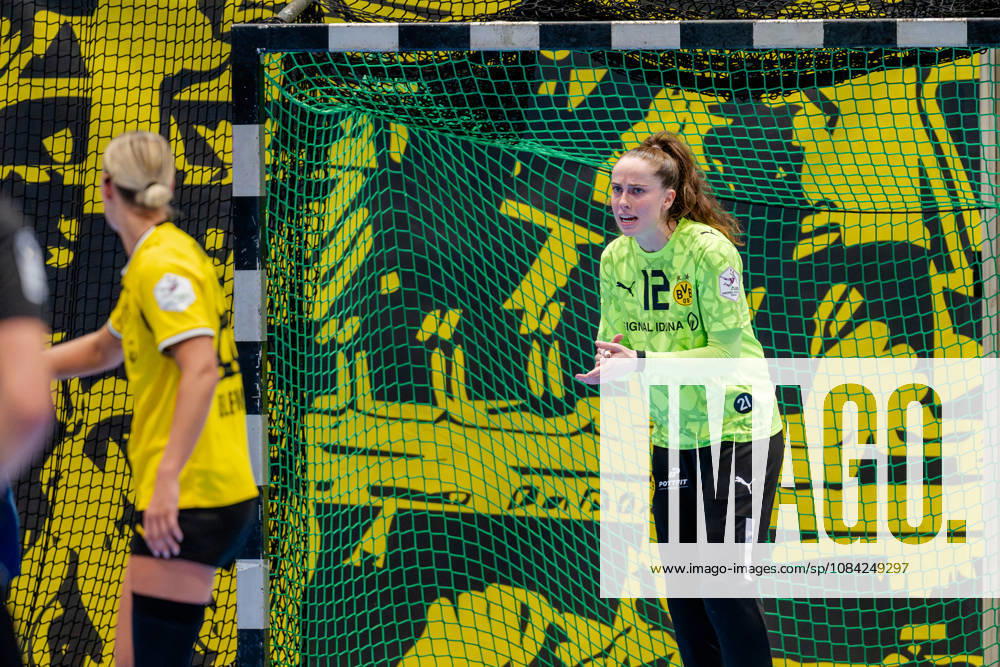Dortmund, October 7, 2026, Handball, Women s, Alsco Women s Handball Bundesliga, Matchday 5, BVB Borussia Dortmund vs. Buxtehuder SV, Sarah Wachter (BVB), No. 12, cheers on her teammates at the Dortmund Wellinghofen Sports Hall, North Rhine-Westphalia, Germany
