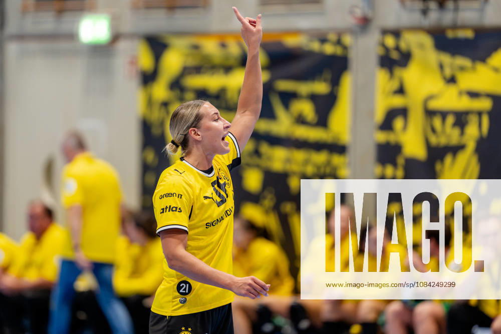 Dortmund, October 7, 2026, Handball, Women s, Alsco Women s Handball Bundesliga, Matchday 5, BVB Borussia Dortmund vs. Buxtehuder SV, Dana Bleckmann (BVB), 66 calls the next play, Dortmund Sporthalle Wellinghofen, North Rhine-Westphalia, Germany
