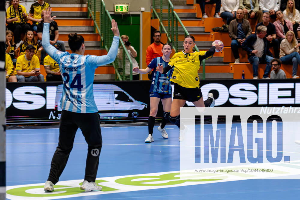 Dortmund, October 7, 2026, Handball, Women s, Alsco Women s Handball Bundesliga, Matchday 5, BVB Borussia Dortmund vs. Buxtehuder SV, Kelly Vollebregt (BVB) scores her 31st goal against Sophie Fasold (Buxtehuder SV), 24, at the Wellinghofen Sports Hall in Dortmund, North Rhine-Westphalia, Germany