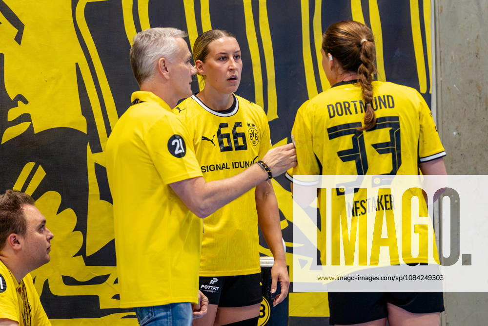 Dortmund, October 7, 2026, Handball, Women’s, Alsco Women’s Handball Bundesliga, Matchday 5, BVB Borussia Dortmund vs. Buxtehuder SV—A conversation on the players’ bench between Guro Nestaker (BVB, 33), Dana Bleckmann (BVB, 66), and Kay Rothenpieler (coach, BVB Dortmund) at the Wellinghofen Sports Hall in North Rhine-Westphalia, Germany