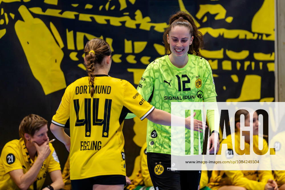 Dortmund, October 7, 2026, Handball, Women s, Alsco Women s Handball Bundesliga, Matchday 5, BVB Borussia Dortmund vs. Buxtehuder SV, Sarah Wachter (BVB), No. 12, high-fives goal scorer Lara Egeling (BVB), No. 44, at the Dortmund Sporthalle Wellinghofen in North Rhine-Westphalia, Germany