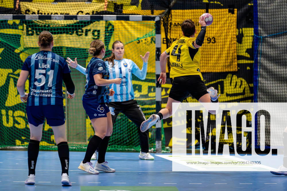 Dortmund, October 7, 2026, Handball, Women s, Alsco Women s Handball Bundesliga, Matchday 5, BVB Borussia Dortmund vs. Buxtehuder SV, Alina Grijseels (BVB) takes a shot on goal against Nikki van der Vorst (Buxtehuder SV), 1, Dortmund Sporthalle Wellinghofen, North Rhine-Westphalia, Germany