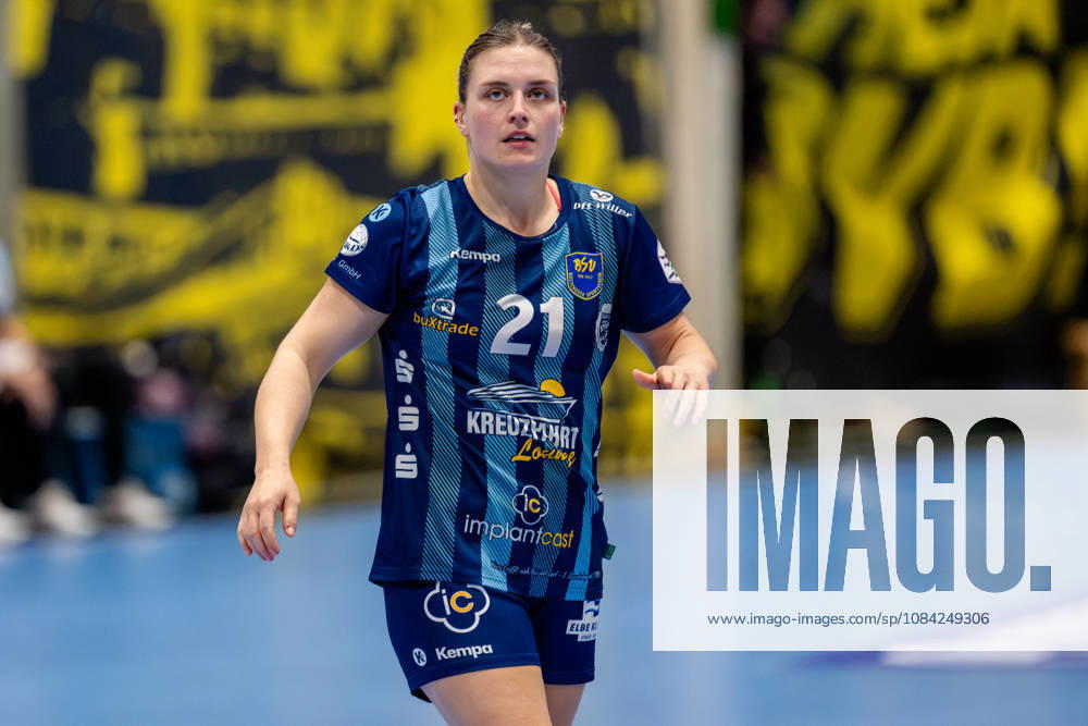 Dortmund, October 7, 2026, Handball, Women s, Alsco Women s Handball Bundesliga, Matchday 5, BVB Borussia Dortmund vs. Buxtehuder SV, Nele Franz (Buxtehuder SV), 21, looking at the scoreboard during the game at the Dortmund Sporthalle Wellinghofen, North Rhine-Westphalia, Germany
