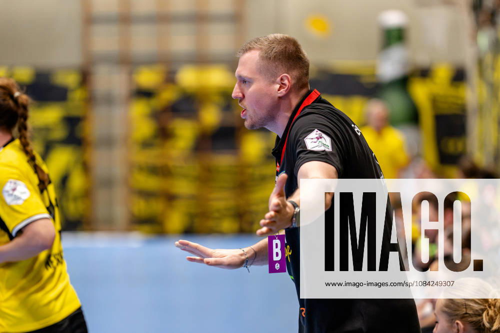 Dortmund, October 7, 2026, Handball, Women s, Alsco Women s Handball Bundesliga, Matchday 5, BVB Borussia Dortmund vs. Buxtehuder SV; Jonas Schlender, coach of Buxtehuder SV, gives instructions from the sidelines at the Dortmund Wellinghofen Sports Hall, North Rhine-Westphalia, Germany