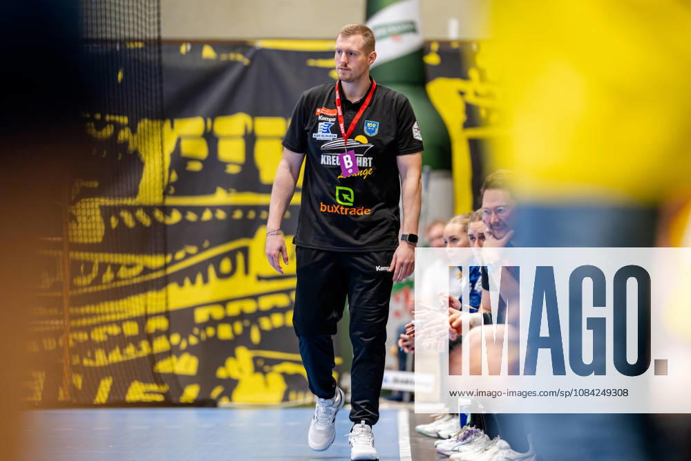 Dortmund, October 7, 2026, Handball, Women s, Alsco Women s Handball Bundesliga, Matchday 5, BVB Borussia Dortmund vs. Buxtehuder SV, Jonas Schlender, coach of Buxtehuder SV, during the game at the Dortmund Wellinghofen Sports Hall, North Rhine-Westphalia, Germany