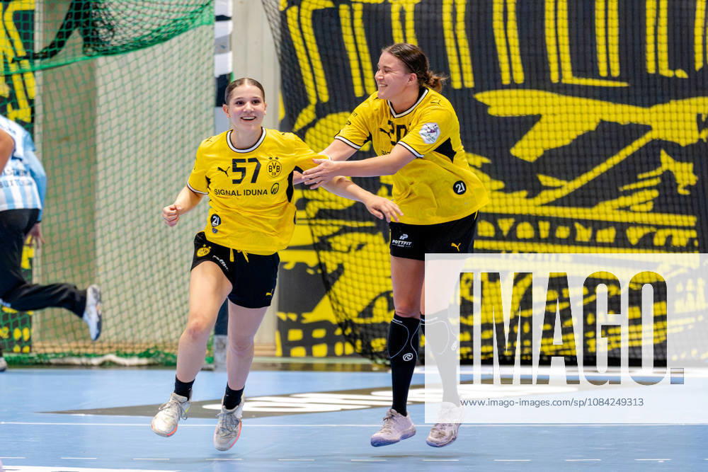 Dortmund, October 7, 2026, Handball, Women’s, Alsco Women’s Handball Bundesliga, Matchday 5, BVB Borussia Dortmund vs. Buxtehuder SV; celebrations for Nora Lueg (BVB, 57) and Merel Freriks (BVB, 20) after their first Bundesliga goals; Dortmund, Wellinghofen Sports Hall, North Rhine-Westphalia, Germany