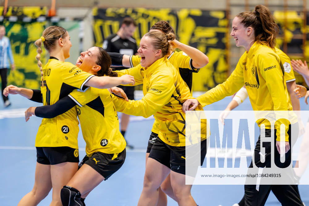 Dortmund, October 7, 2026, Handball, Women s, Alsco Women s Handball Bundesliga, Matchday 5, BVB Borussia Dortmund vs. Buxtehuder SV. Great joy, from left to right: Nora Lueg (BVB), 57, Kelly Vollebregt (BVB), 31, Lisa Antl (BVB), 9, and Sarah Wachter (BVB), 12, after the game celebrating Nora Lueg’s first Bundesliga goal; Dortmund Sports Hall Wellinghofen, North Rhine-Westphalia, Germany
