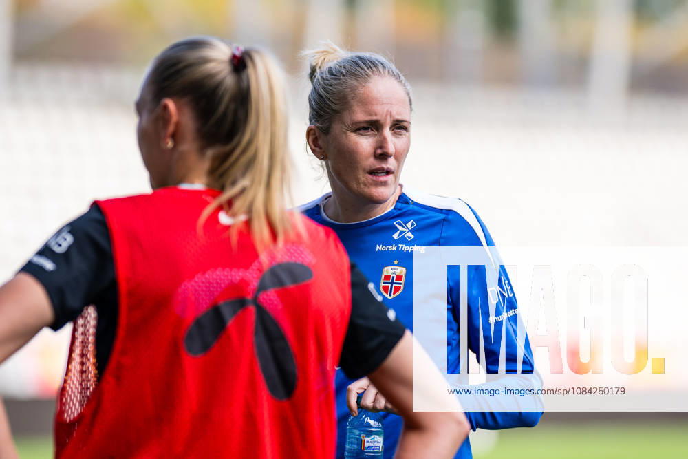 Head coach Gemma Grainger of the Norwegian women’s national soccer team during a training session on October 8, 2026 in Bucharest. Photo by Marius Simensen. BILDBYRAN Cop 238 bbeng women FIFA Women’s World Cup qualifier soccer football Norway practice training